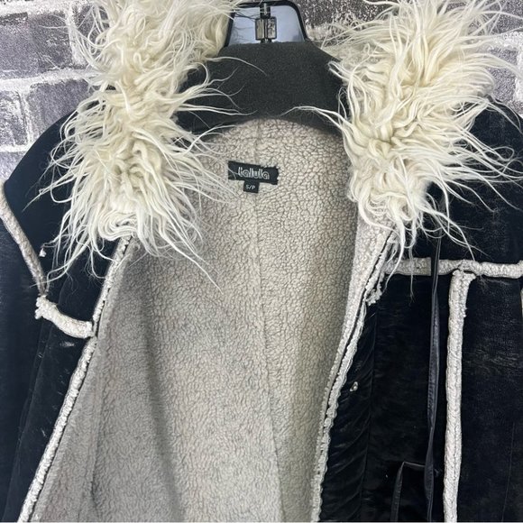 Aritzia Talula vintage like black hooded coat with fur. Size S - Picture 4 of 10